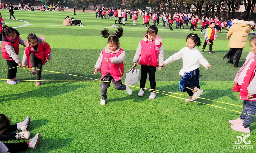 跳皮筋、丟手絹、踢毽子……南昌現(xiàn)代外國語學(xué)校玩起了傳統(tǒng)游戲，速來圍觀！