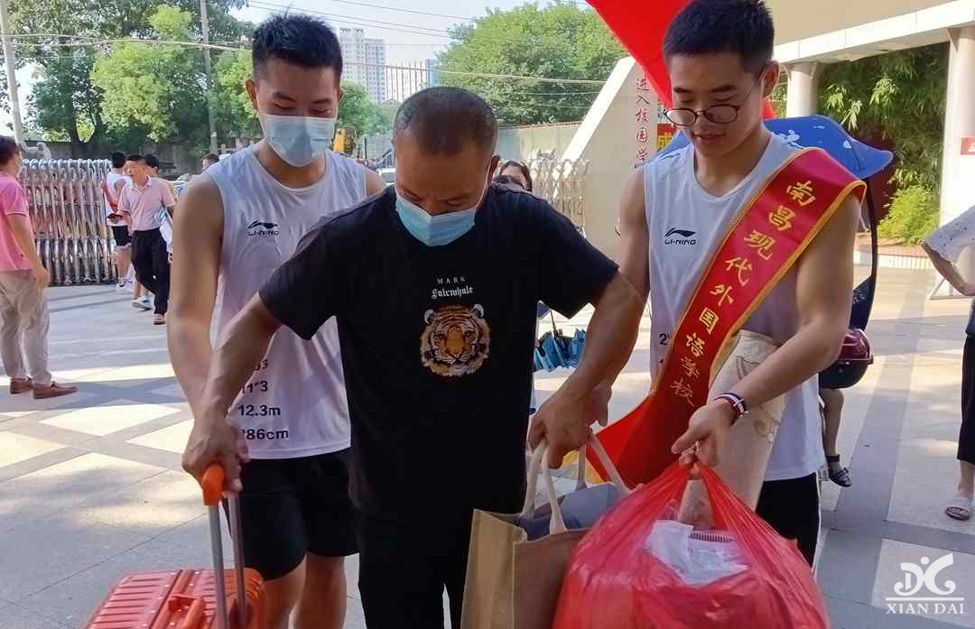 開學(xué)季！家長們開啟統(tǒng)一送娃模式！肩扛手提的場景很感人！愿少年們以夢為馬，不負(fù)韶華！加油！