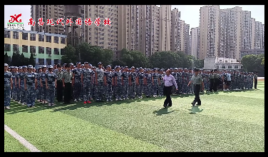 “為校爭(zhēng)光，為校爭(zhēng)光……”聲音響徹現(xiàn)外校園。
