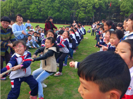 南昌現(xiàn)代外國語學校（迎賓校區(qū)）小學部開展拔河比賽